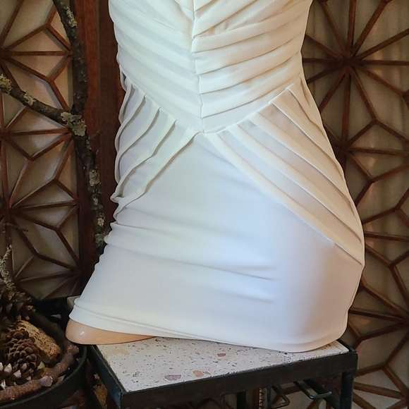 BEAUTIFUL WHITE PLUNGE V NECKLINE SM FITTED DRESS - Picture 5 of 16